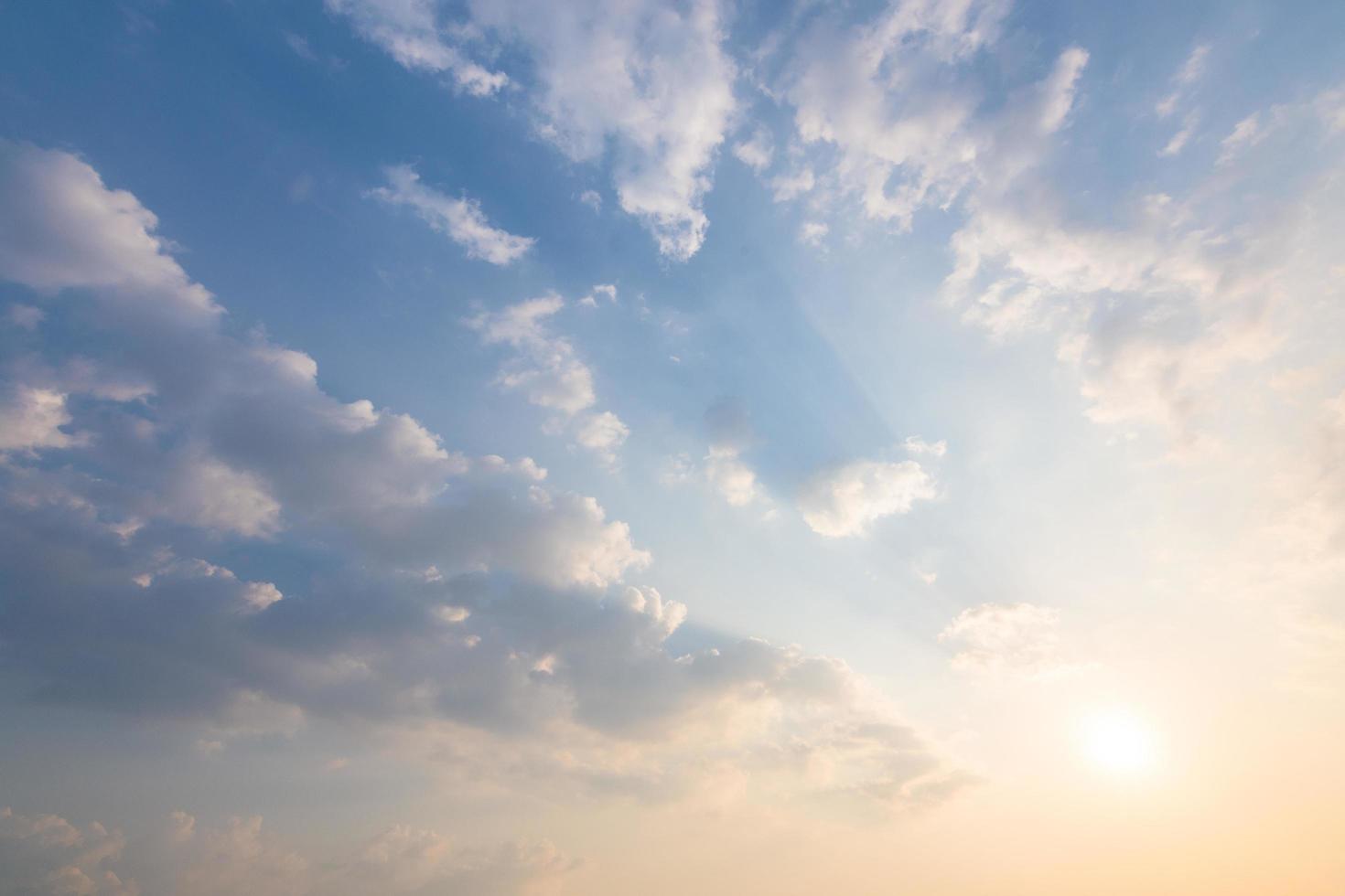 sfondo del cielo e nuvole al tramonto foto