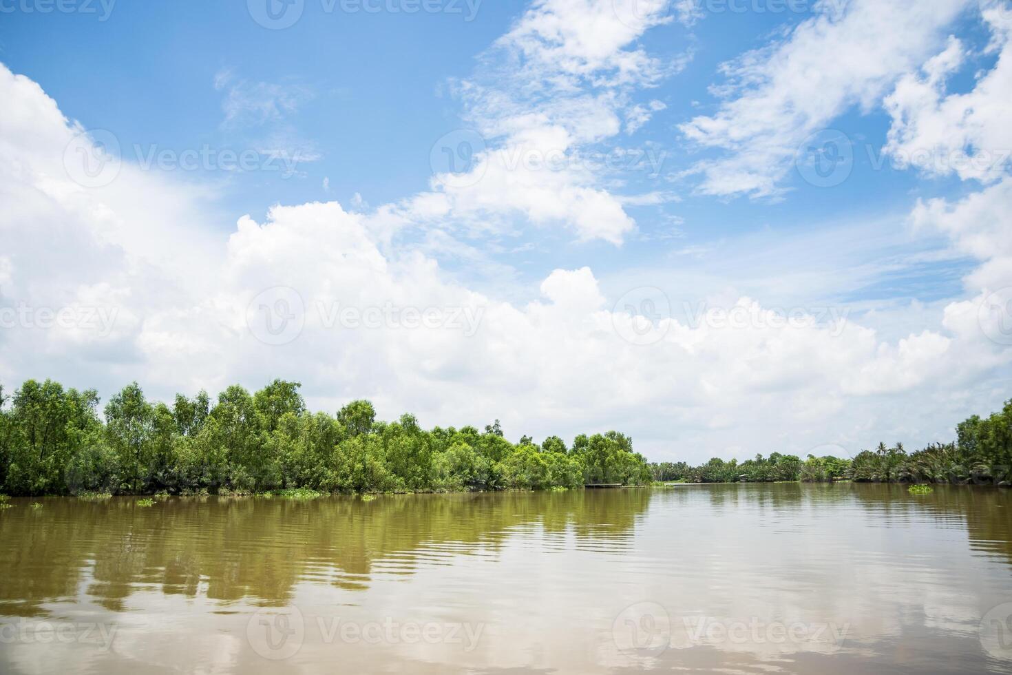 il fiume bang pakong in thailandia foto