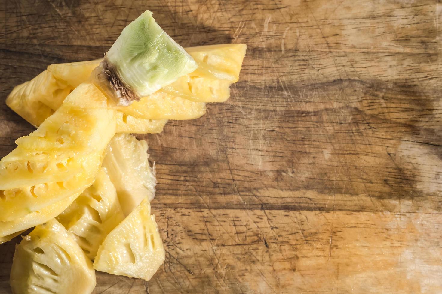 ananas su un pavimento di legno foto