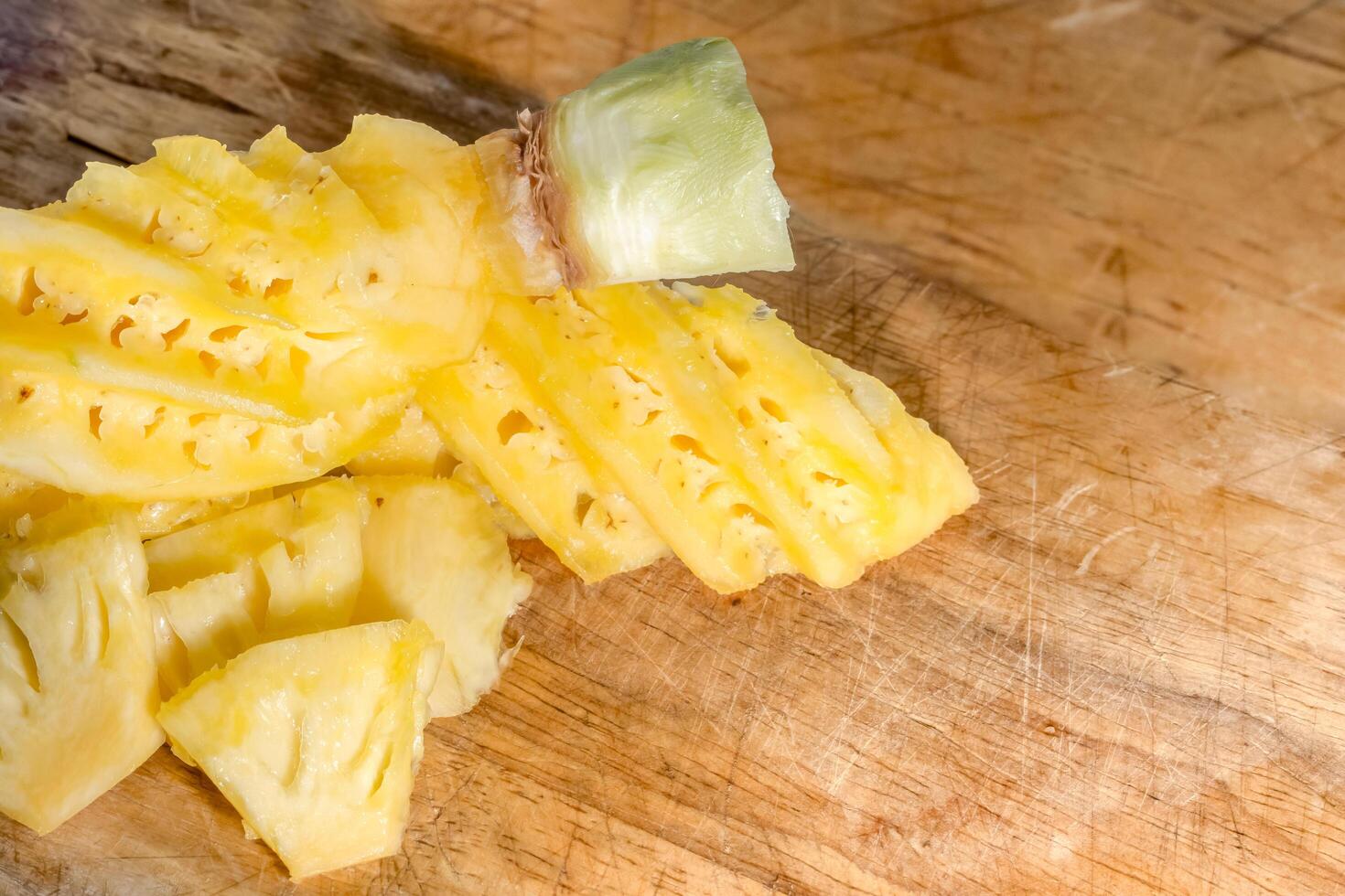 ananas su un pavimento di legno foto