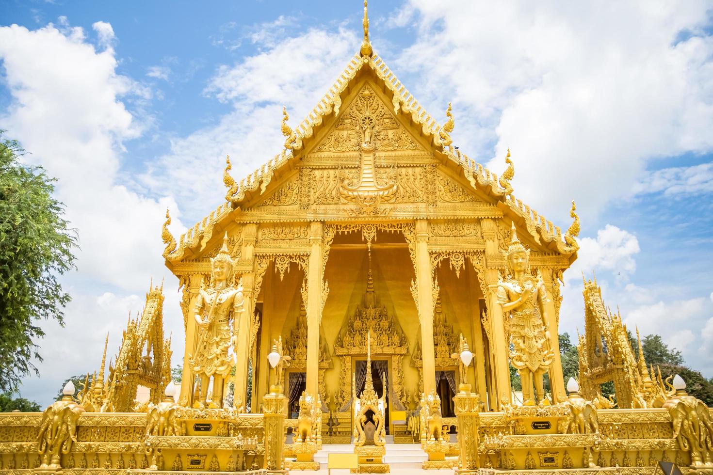 il tempio d'oro di wat paknam jolo, thailandia foto