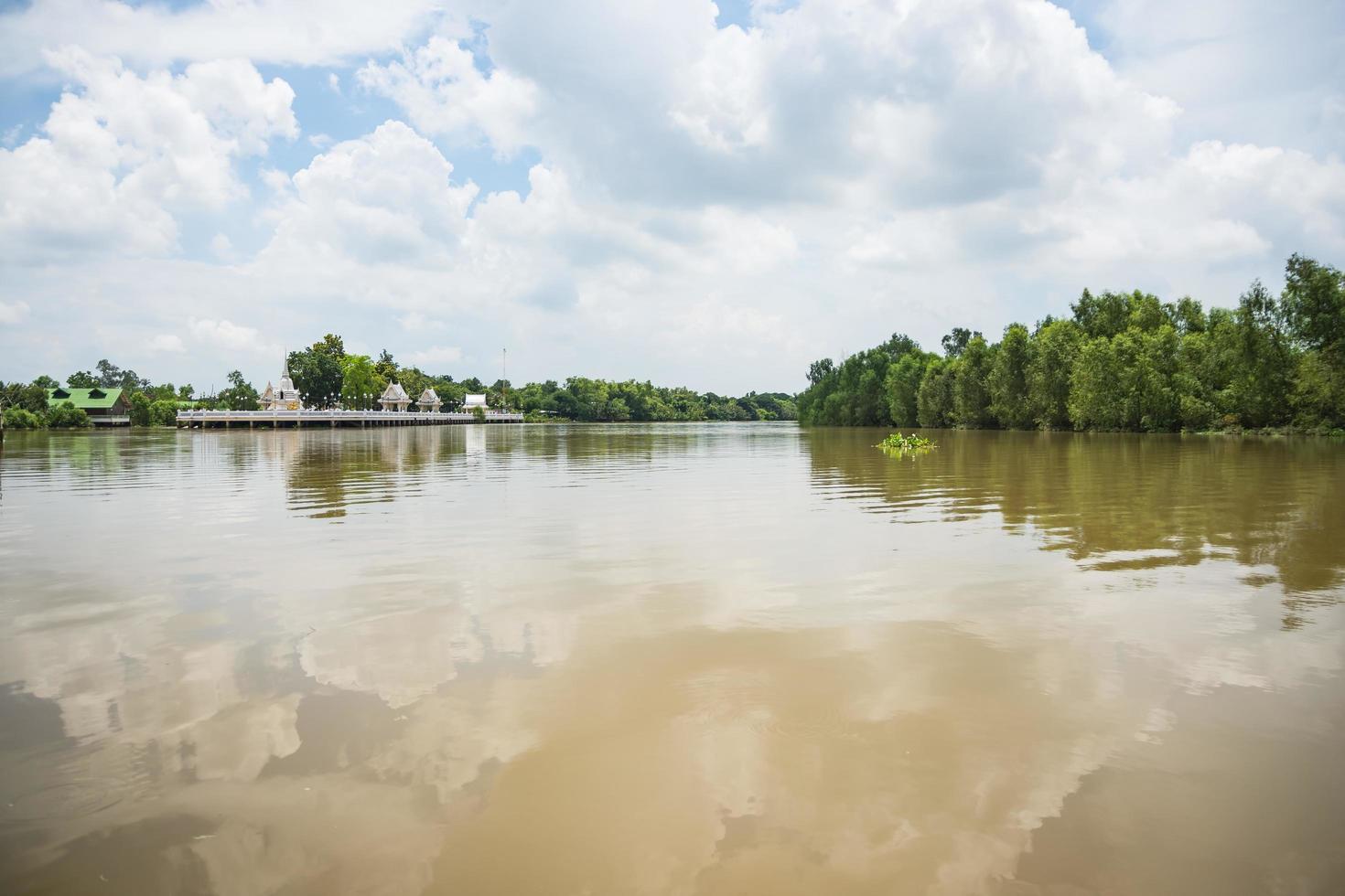 il fiume bang pakong in thailandia foto