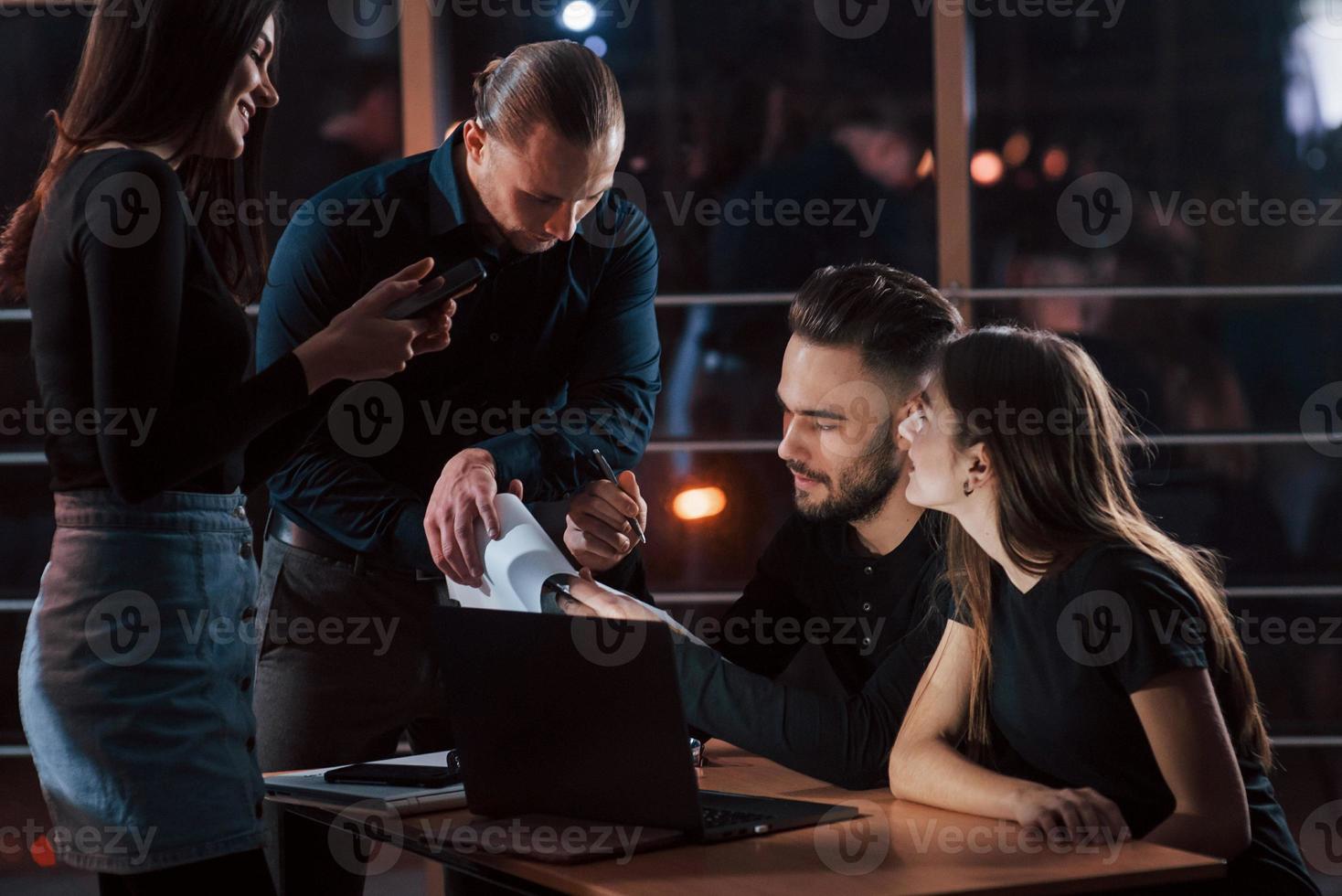 è nostro contrarre. squadra di giovane attività commerciale persone lavori su loro progetto a notte tempo nel il ufficio foto