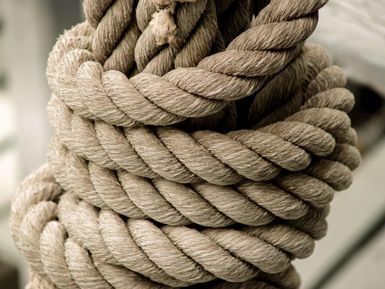 corda indossata legata con un nodo foto