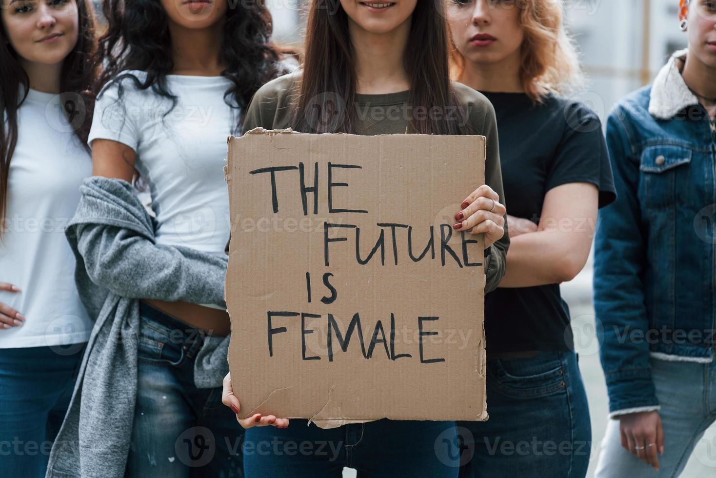 futuro è nel nostro mani. gruppo di femminista donne avere protesta per loro diritti all'aperto foto