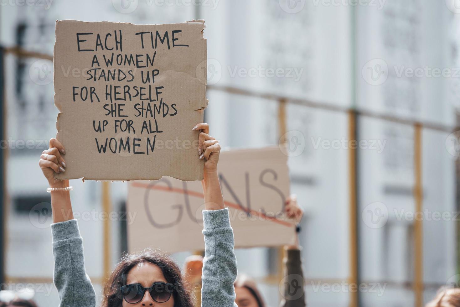 leggere questo. gruppo di femminista donne avere protesta per loro diritti all'aperto foto