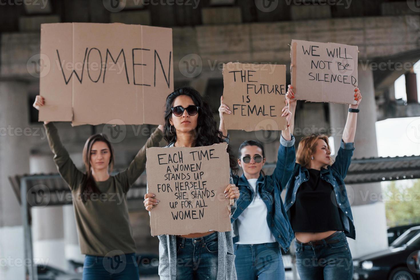 varietà di le persone. gruppo di femminista donne avere protesta per loro diritti all'aperto foto