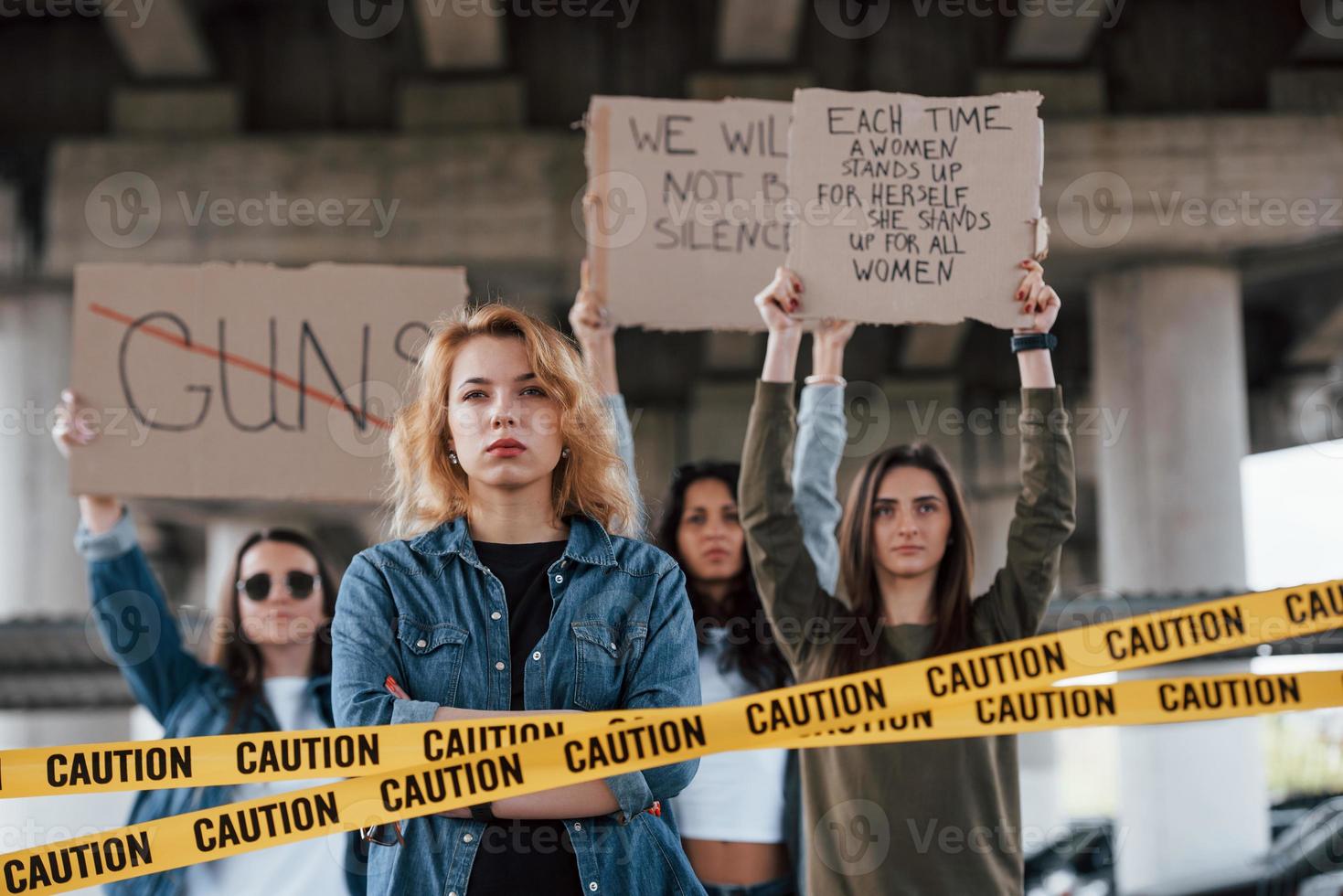 capo di il squadra. gruppo di femminista donne avere protesta per loro diritti all'aperto foto