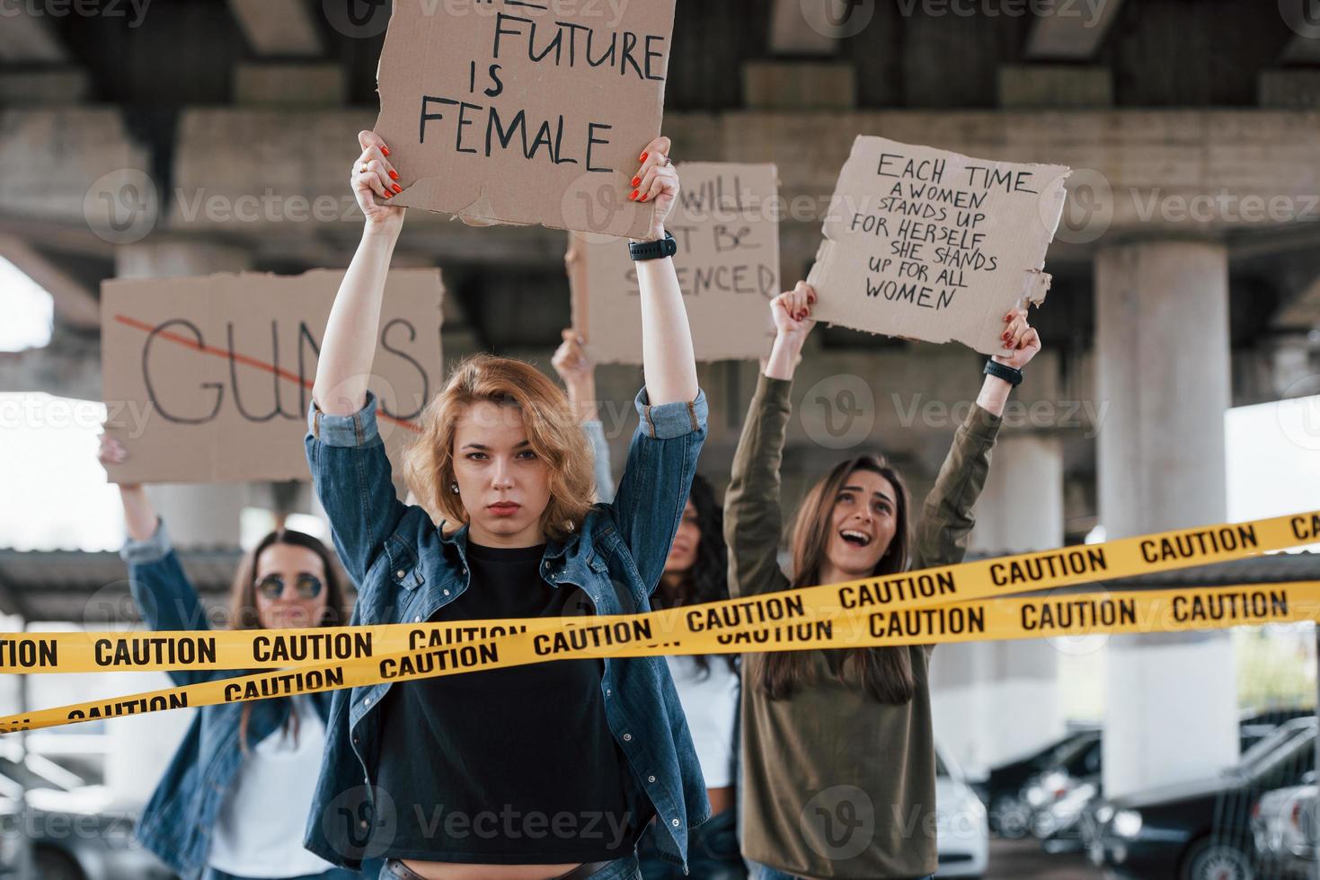 dietro a il limite. gruppo di femminista donne avere protesta per loro diritti all'aperto foto