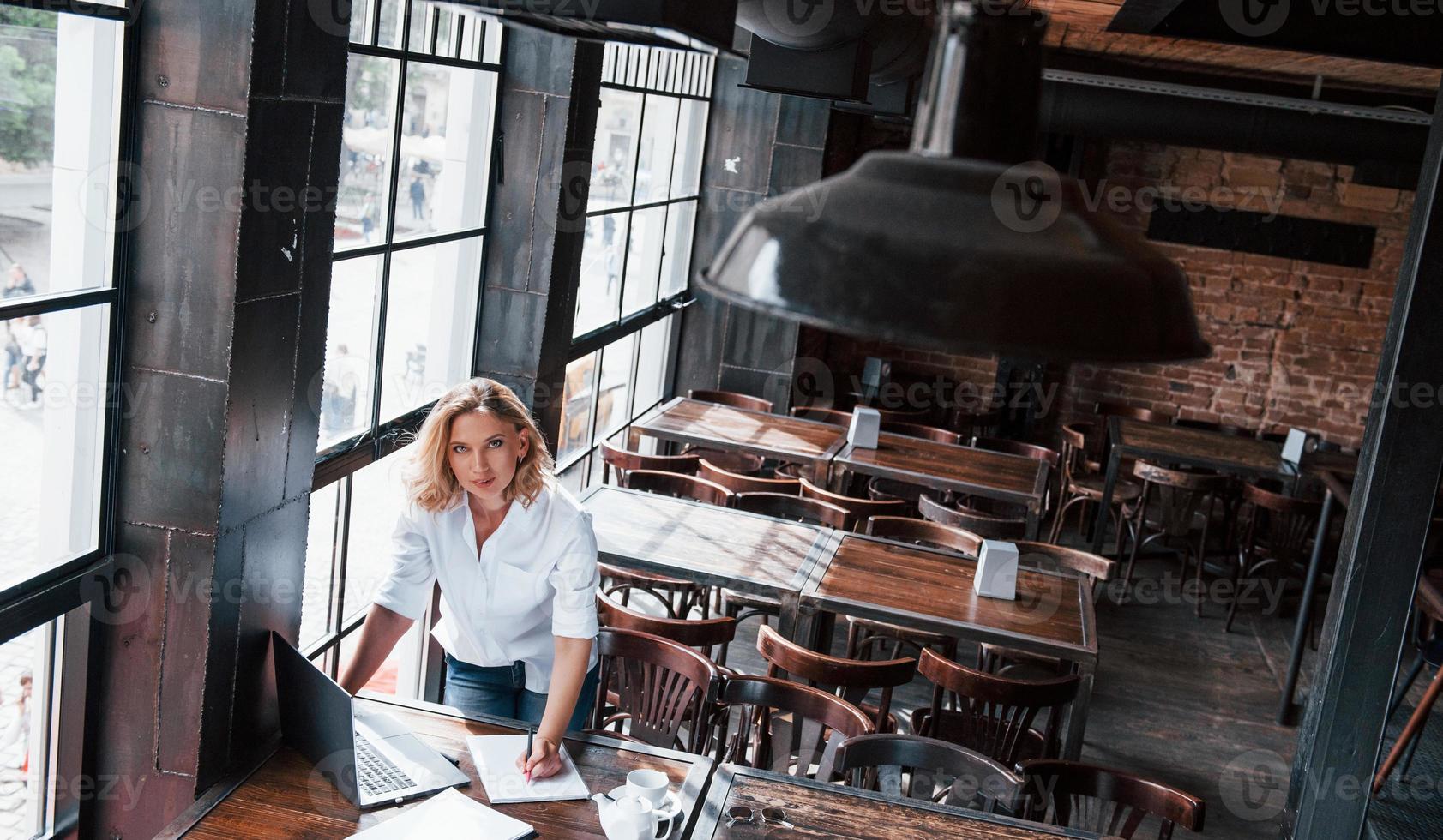 no sega voi là. donna d'affari con Riccio bionda capelli in casa nel bar a giorno foto