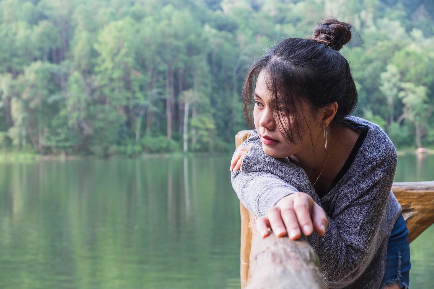 ragazza che guarda un lago foto