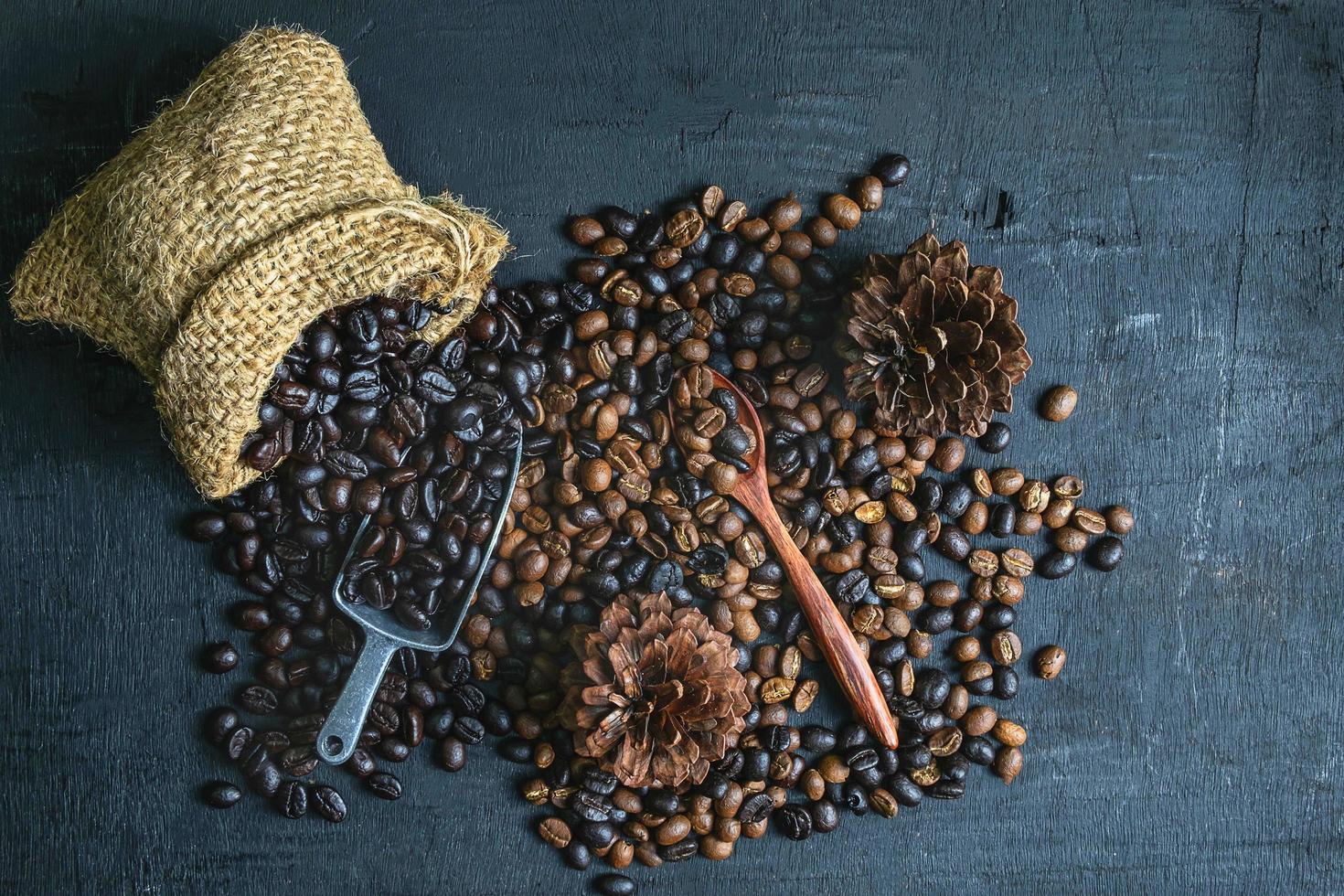 chicchi di caffè crudo e chicchi di caffè tostati foto