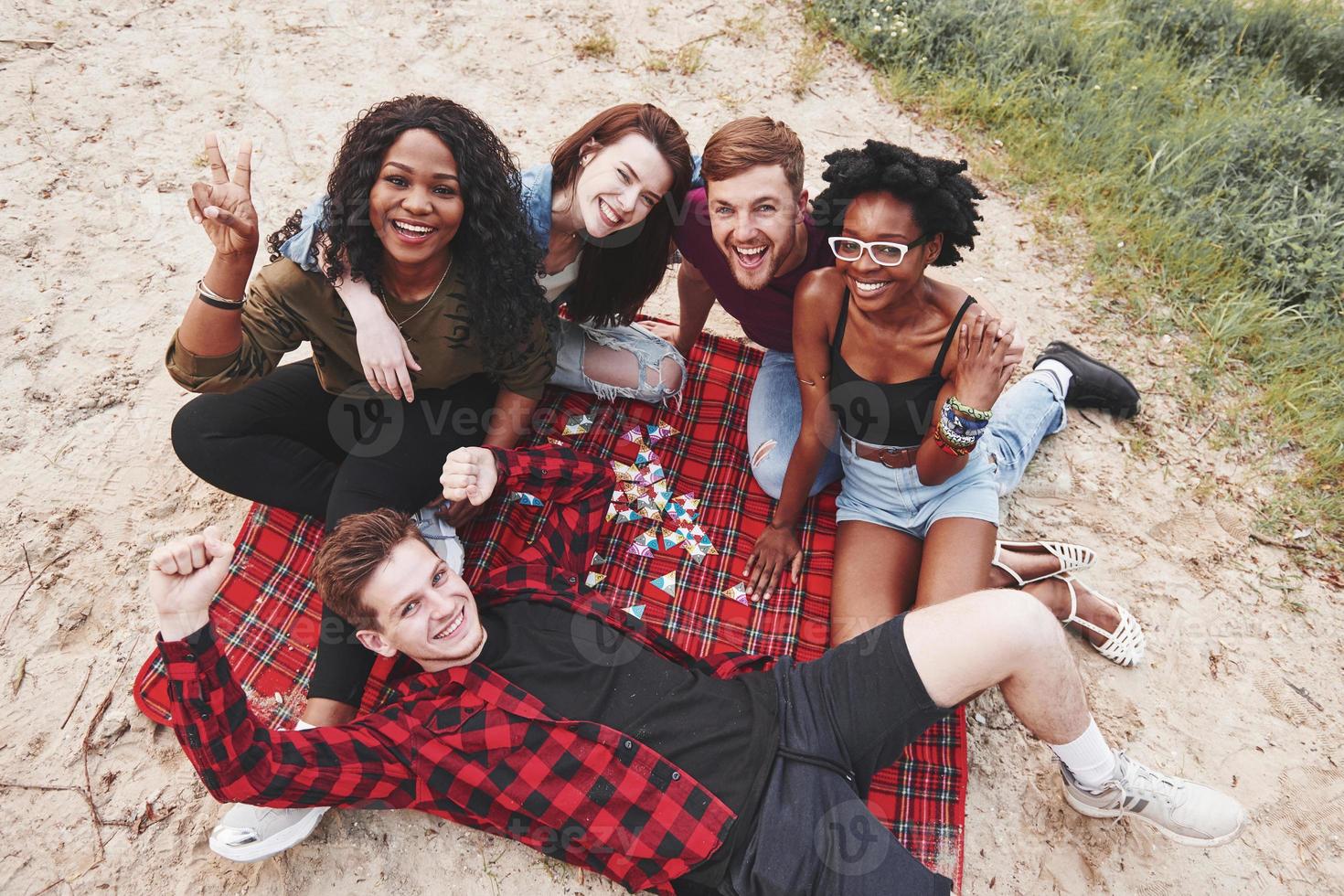 aereo Visualizza. gruppo di persone avere picnic su il spiaggia. amici avere divertimento a fine settimana tempo foto