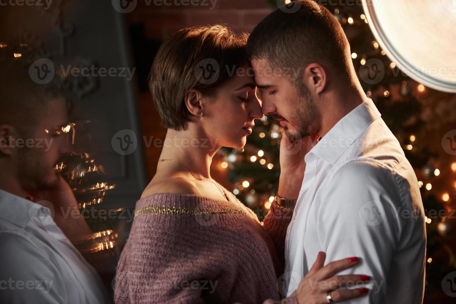 sentire il momento. vicinanza di il tipo e ragazza nel lusso indossare quello danza e flirtare. bellissima riflessione a partire dal il lato foto