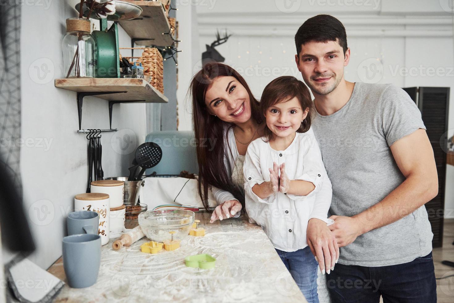 vicino il tavolo su il cucina. carino famiglia in posa per il immagine foto