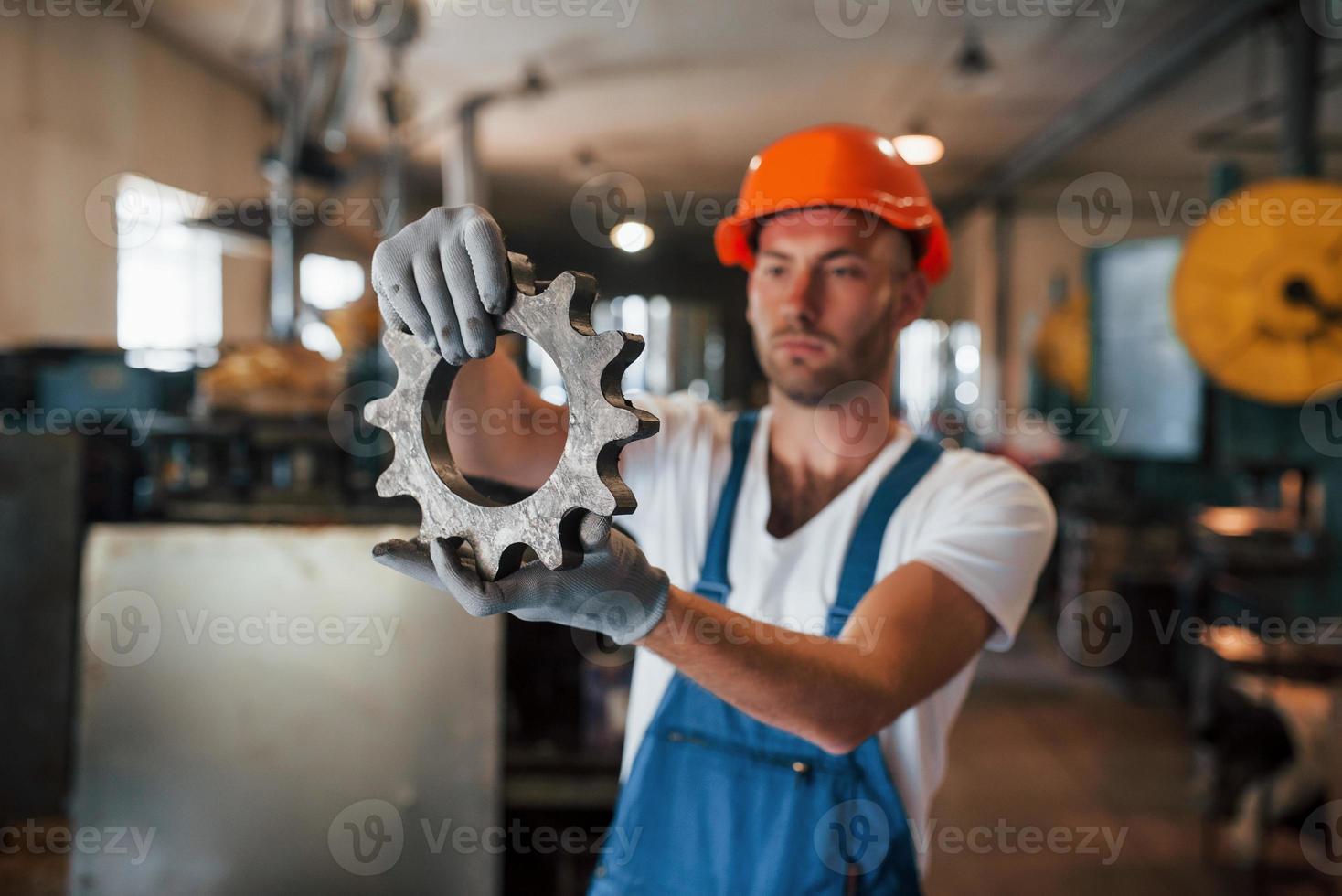 inossidabile acciaio. uomo nel uniforme lavori su il produzione. industriale moderno tecnologia foto