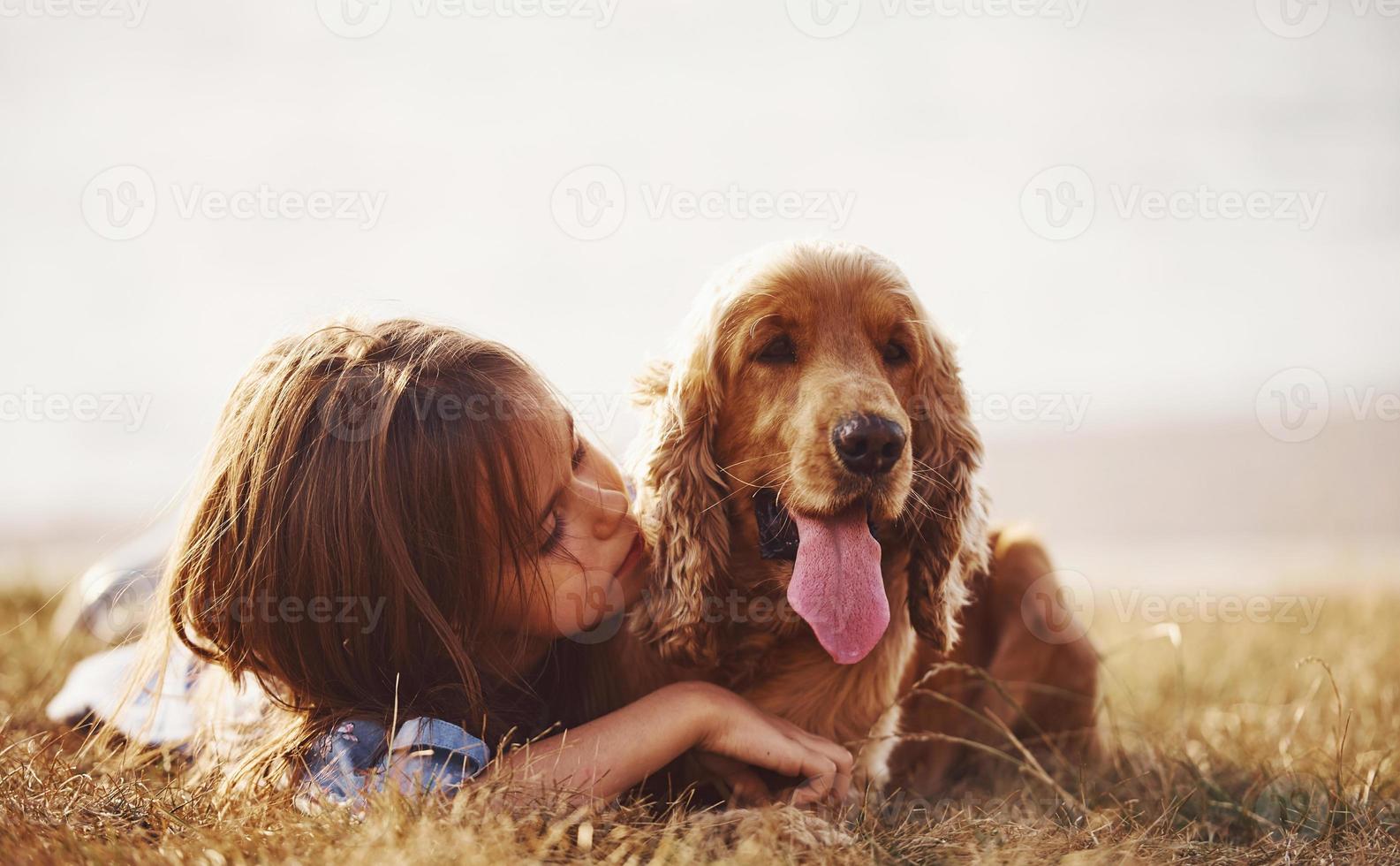davanti Visualizza di bellissimo amicizia di animale e umano. carino poco ragazza avere un' camminare con sua cane all'aperto a soleggiato giorno foto
