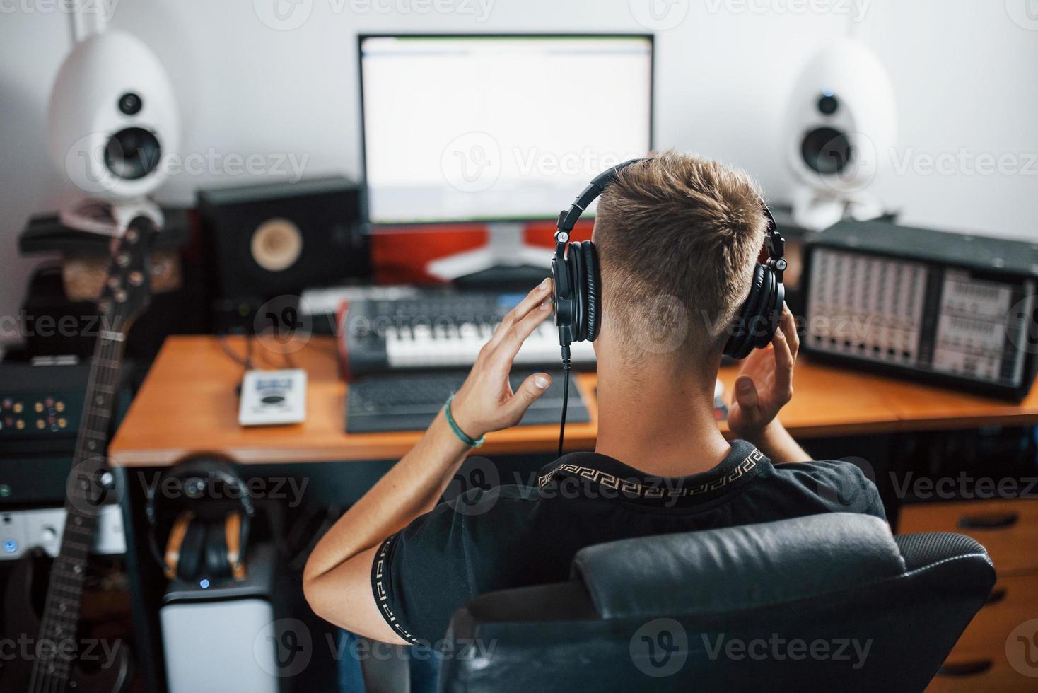 suono ingegnere nel cuffie Lavorando e miscelazione musica in casa nel il studio foto