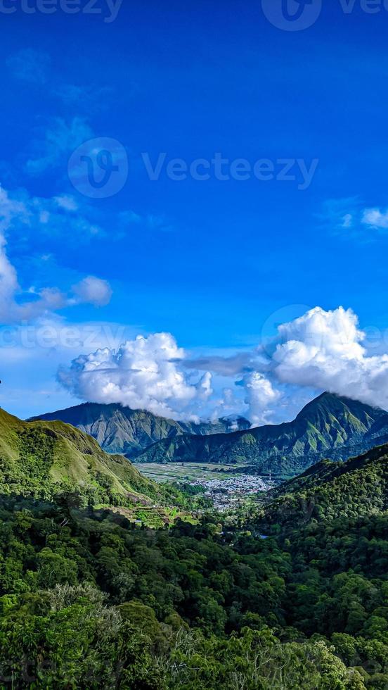 bellissimo scenario nel sembalun vicino rinjani vulcano nel lombok, Indonesia. viaggiare, la libertà e attivo stile di vita concetto. foto