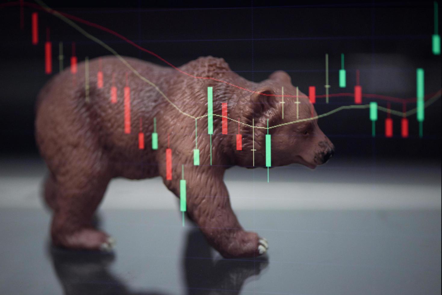 Toro e orso mercato concetto con azione grafico digitale crisi rosso prezzo far cadere giù grafico autunno, azione mercato orso finanza rischio tendenza investimento attività commerciale e i soldi perdente in movimento economico foto