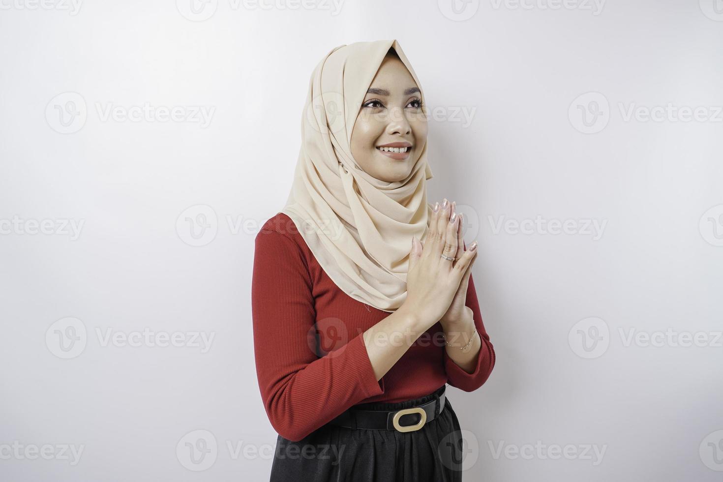 ritratto di un' giovane bellissimo musulmano donna indossare un' hijab Esprimere a gesti eid mubarak saluto foto