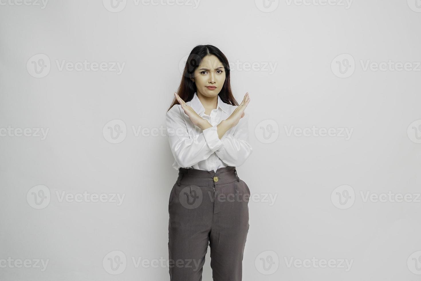bellissimo asiatico donna indossare bianca camicia con mano gesto posa rifiuto o divieto con copia spazio foto