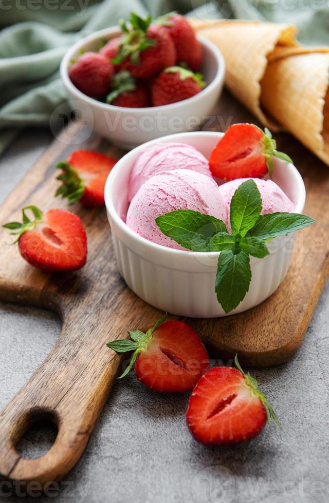 gelato alla fragola fatto in casa con fragole fresche foto