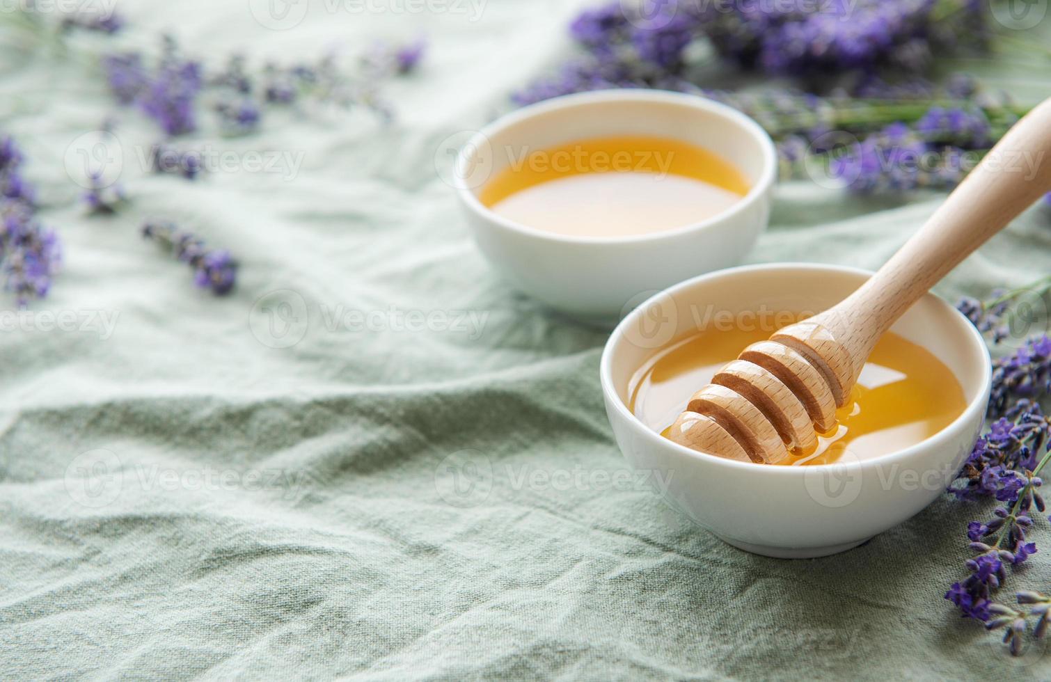 vasetto con miele e fiori di lavanda fresca foto