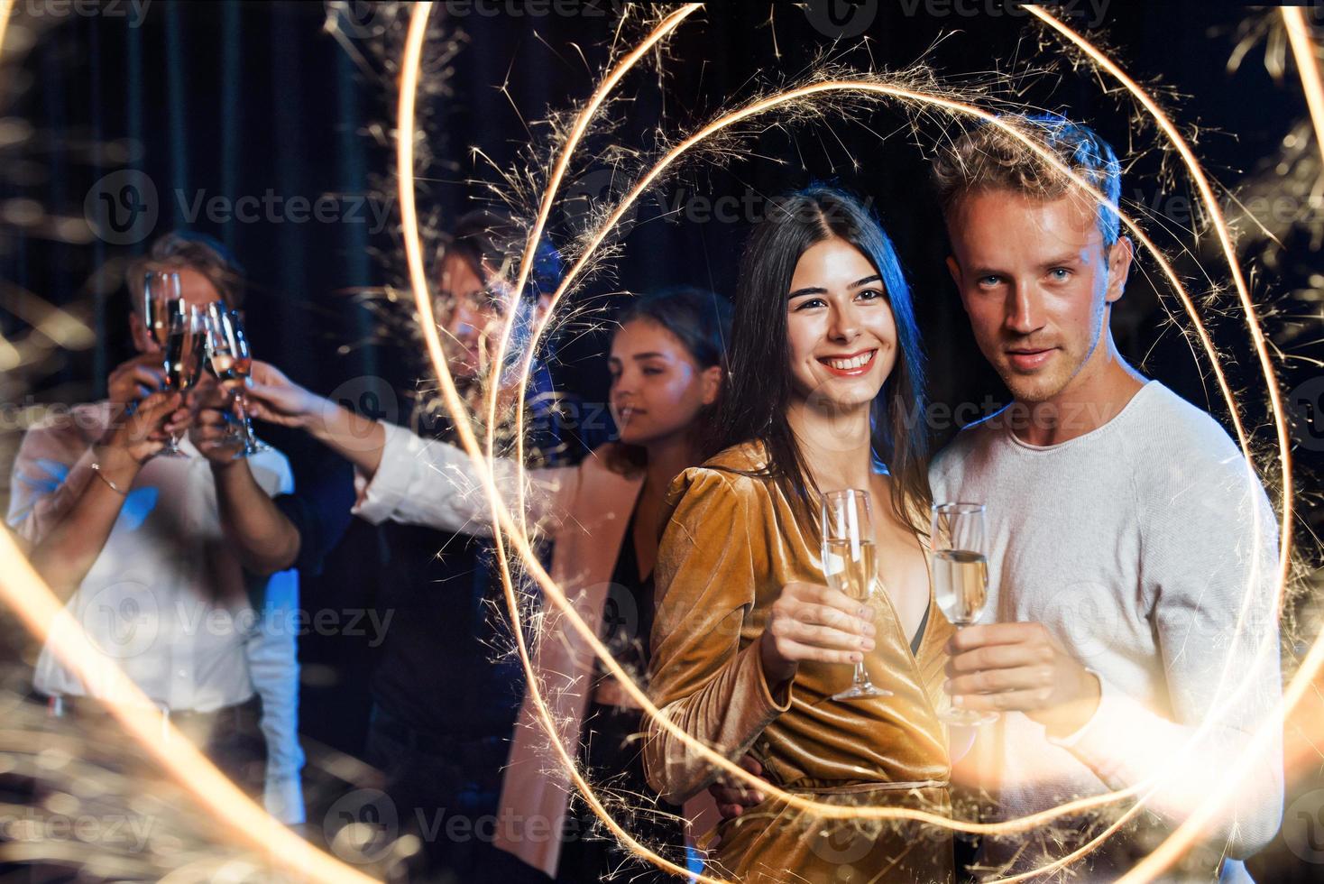 gruppo di allegro giovane persone avere festa e festeggiare nuovo anno in casa foto