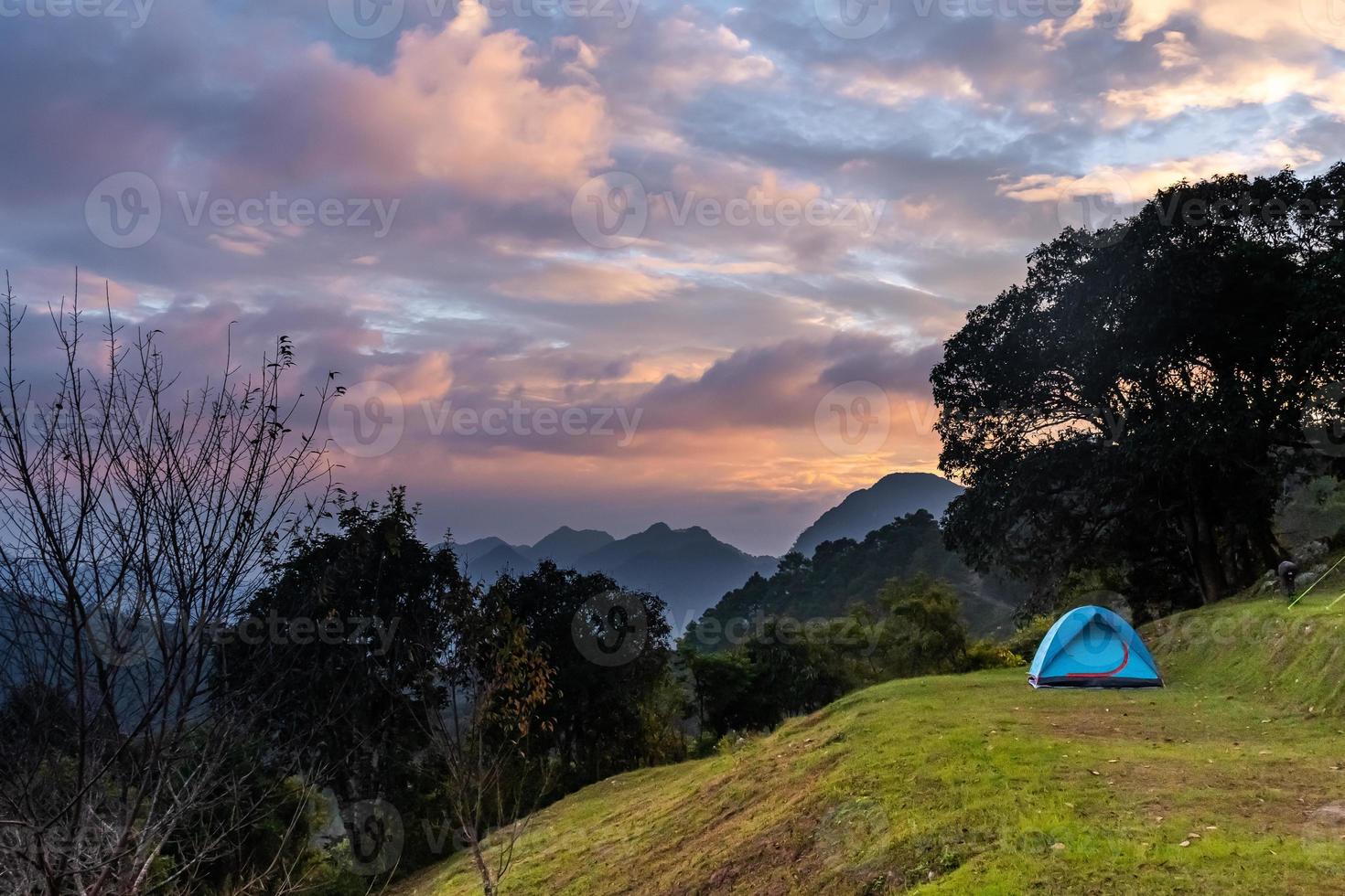 montagna paesaggio e tenda drammatico sera cielo foto