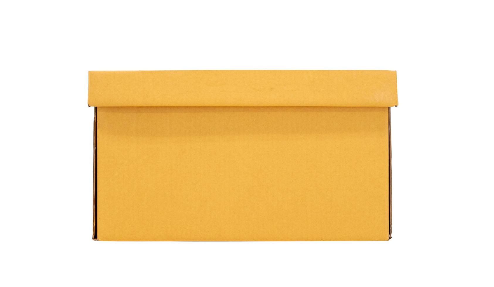 giallo grande carta scatola isolato su bianca sfondo con ritaglio sentiero, davanti Visualizza foto