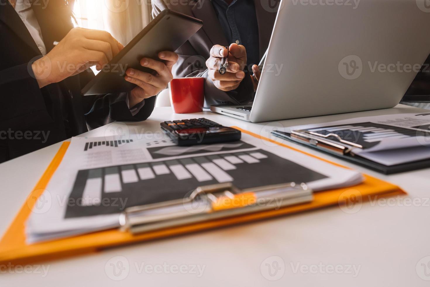 due colleghi che discutono dei dati sullo sfondo alla luce del mattino foto