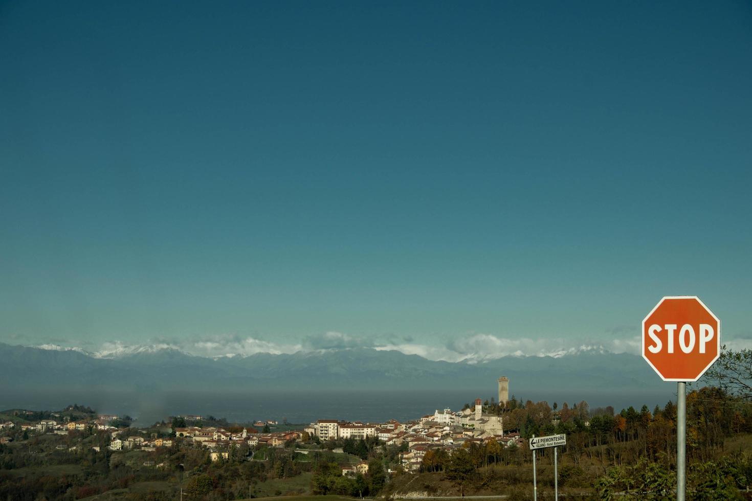 langhe paesaggi con monviso nel il sfondo nel il autunno stagione foto