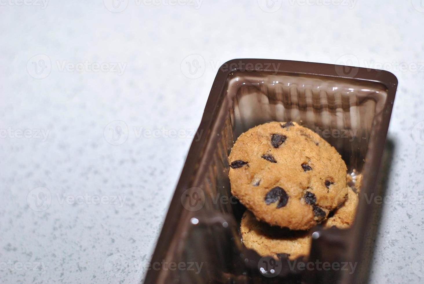 delizioso cioccolato biscotti con contenitore titolare foto