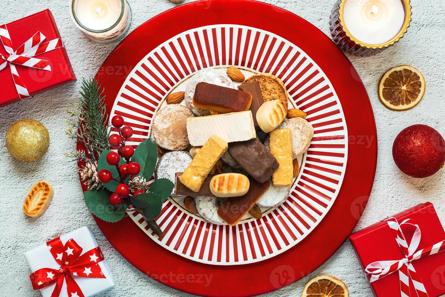 superiore Visualizza di torrone Natale dolci, mantecados e polvoroni su un' piatto con Natale ornamenti. assortimento di Natale dolci tipico nel Spagna foto