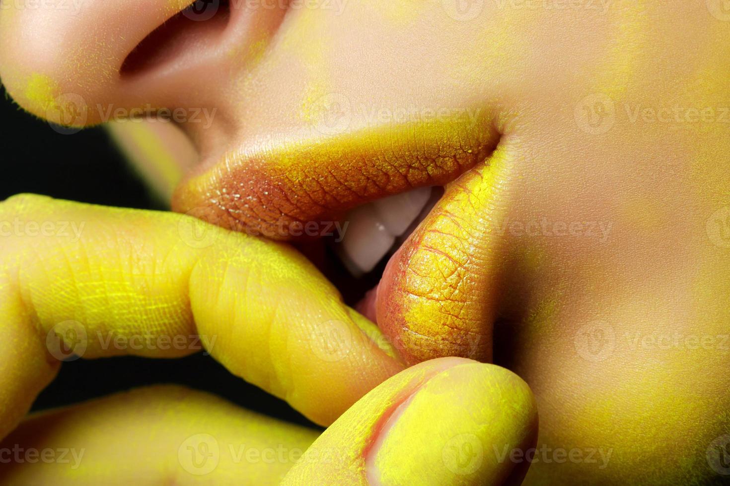vicino su Visualizza di bellissimo donna labbra con moda trucco foto