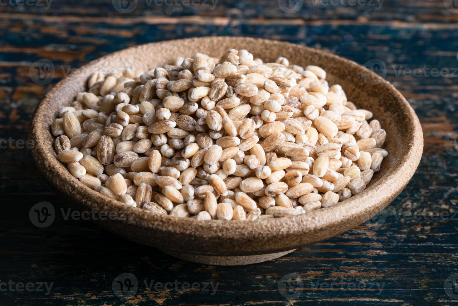 crudo perlato orzo nel un' ciotola foto