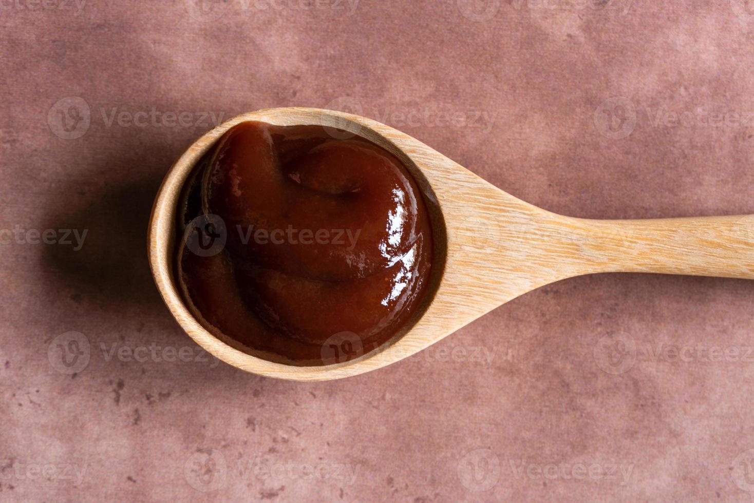 barbecue salsa su un' legna cucchiaio foto