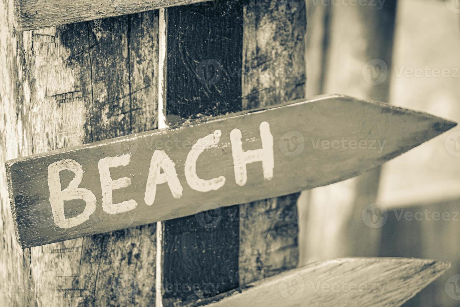 spiaggia di sabbia surf relax frecce direzionali colorate ilha grande brazil. foto