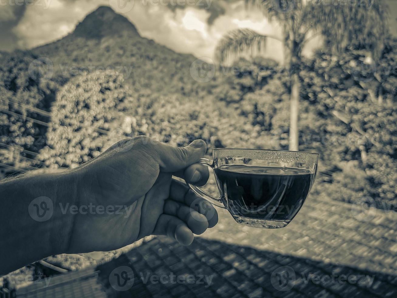bicchiere di caffè al mattino ilha grande, brasile. foto