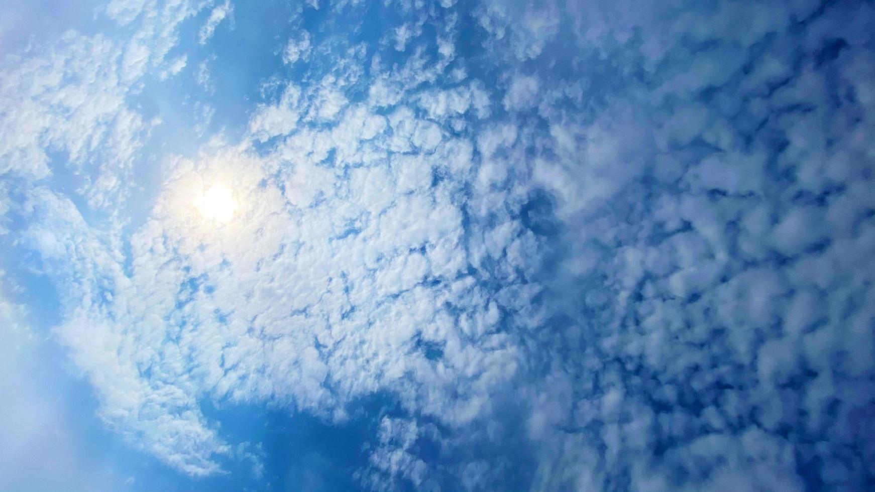 cielo blu pulito e nuvole bianche sullo sfondo del cielo con spazio per la decorazione. e utilizzato per creare carta da parati o portare a lavorare nella progettazione grafica. foto