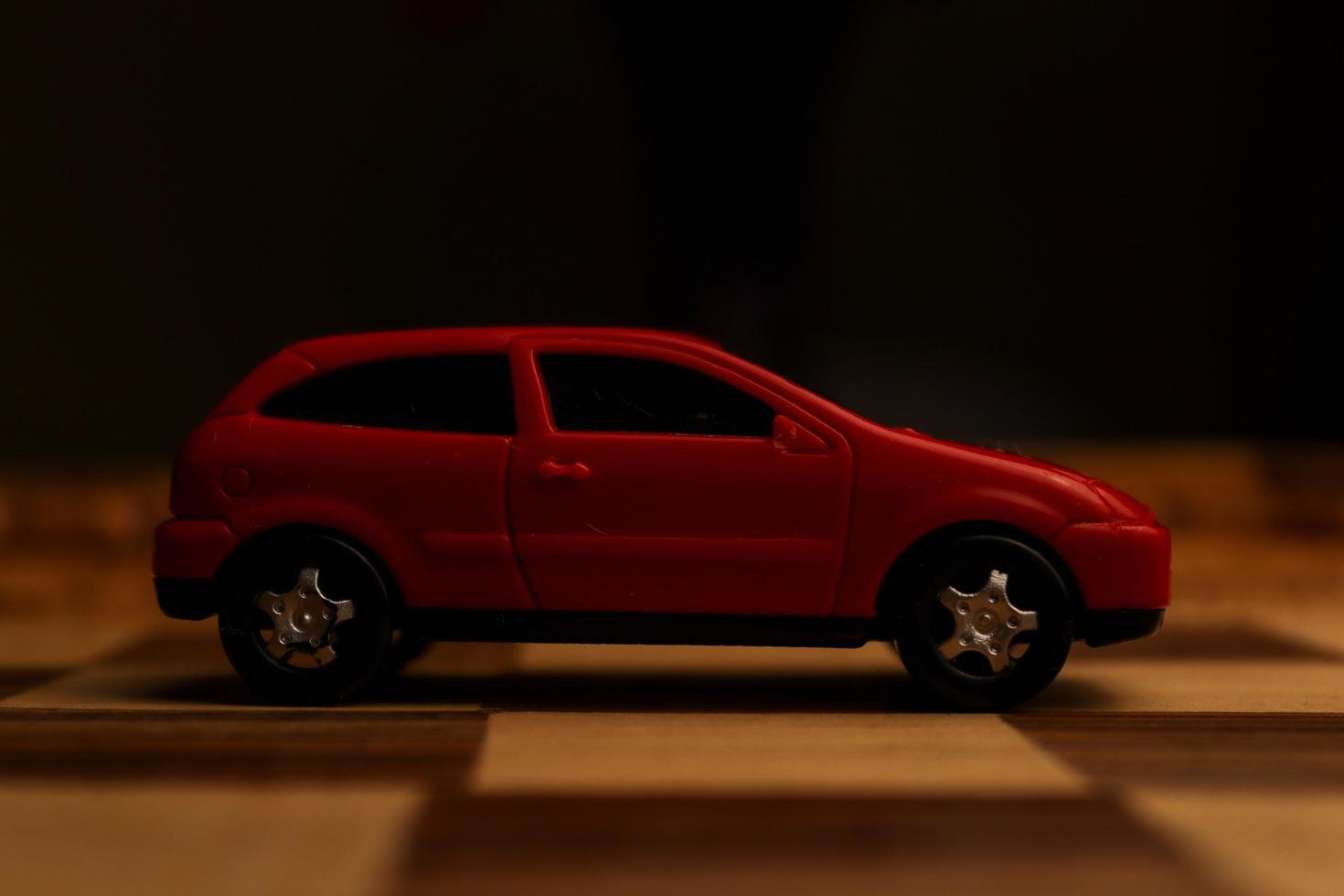 rosso veicolo giocattolo su un' scacchiera con vario unico modelli disegnato su esso foto