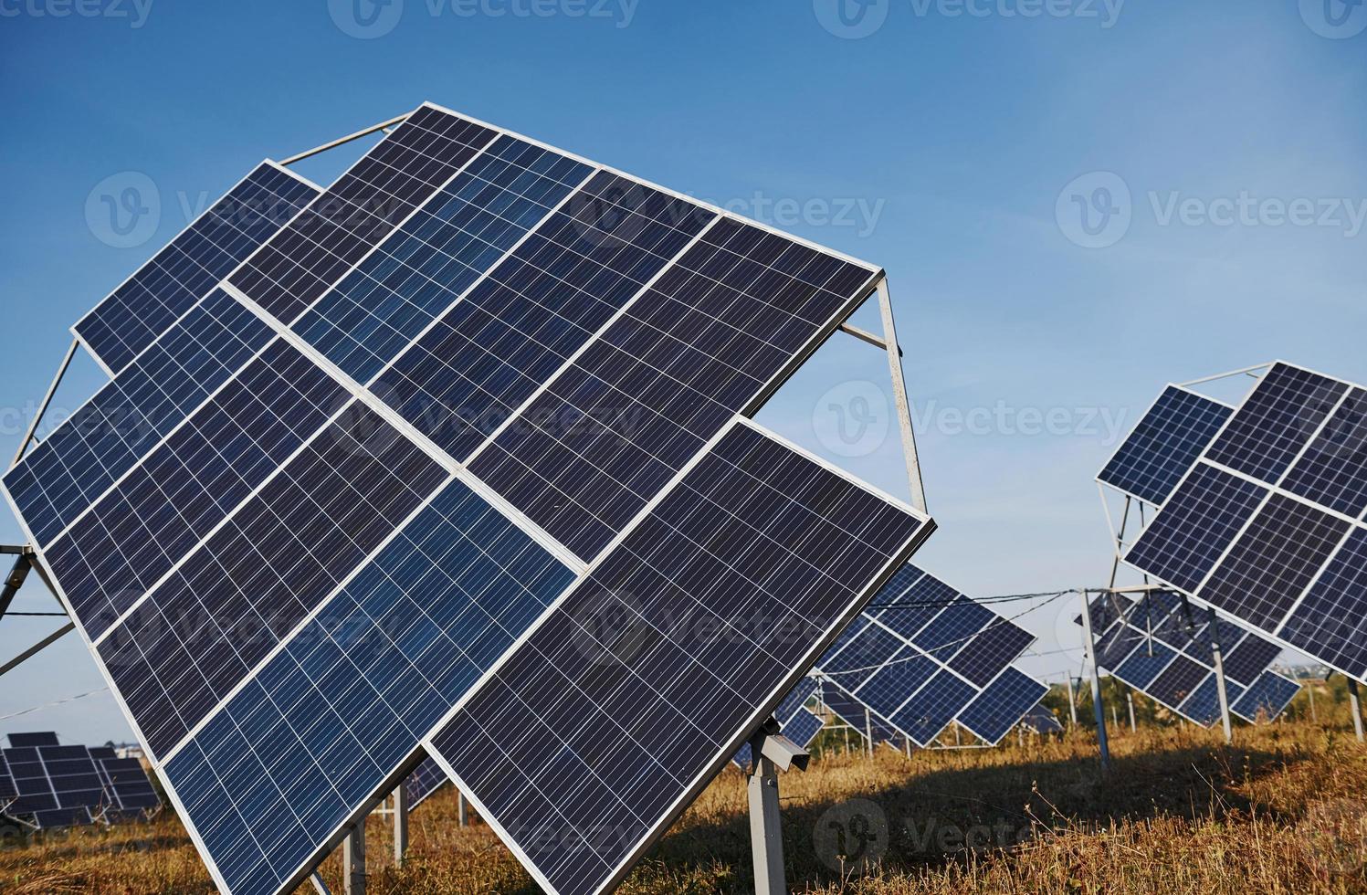 campo con solare batterie a soleggiato giorno. concezione di ecologia e carburante foto