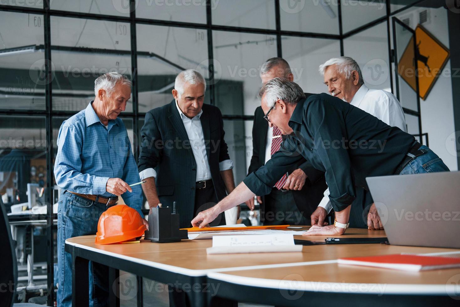 anziano squadra di anziano uomo d'affari architetti lavori con Piano nel il ufficio foto