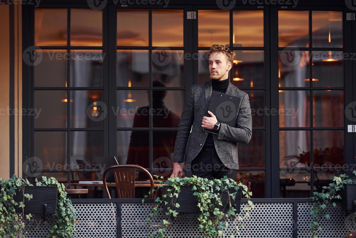 uomo nel elegante formale indossare al di fuori contro moderno edificio foto