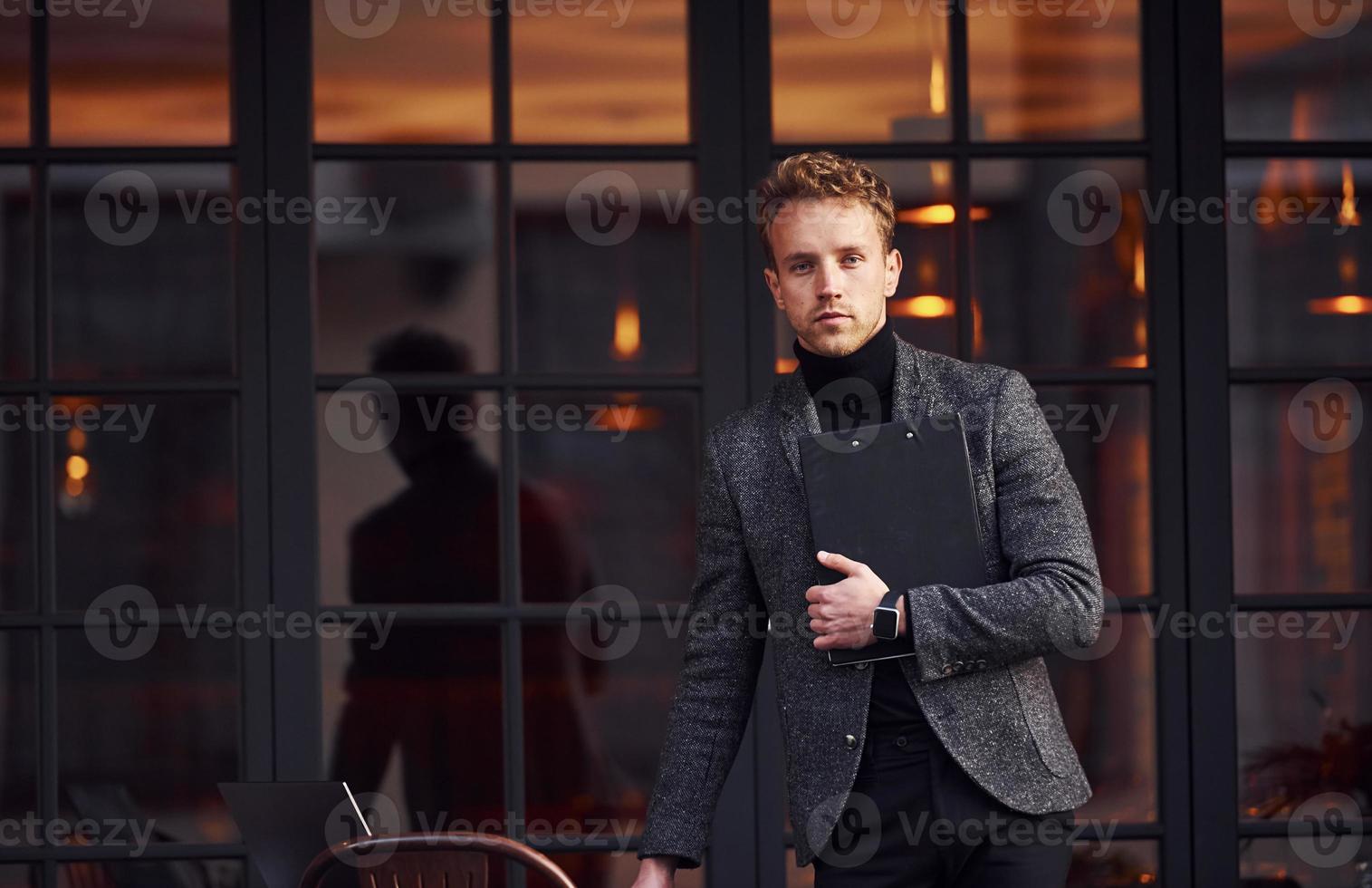 uomo nel elegante formale indossare al di fuori contro moderno edificio foto
