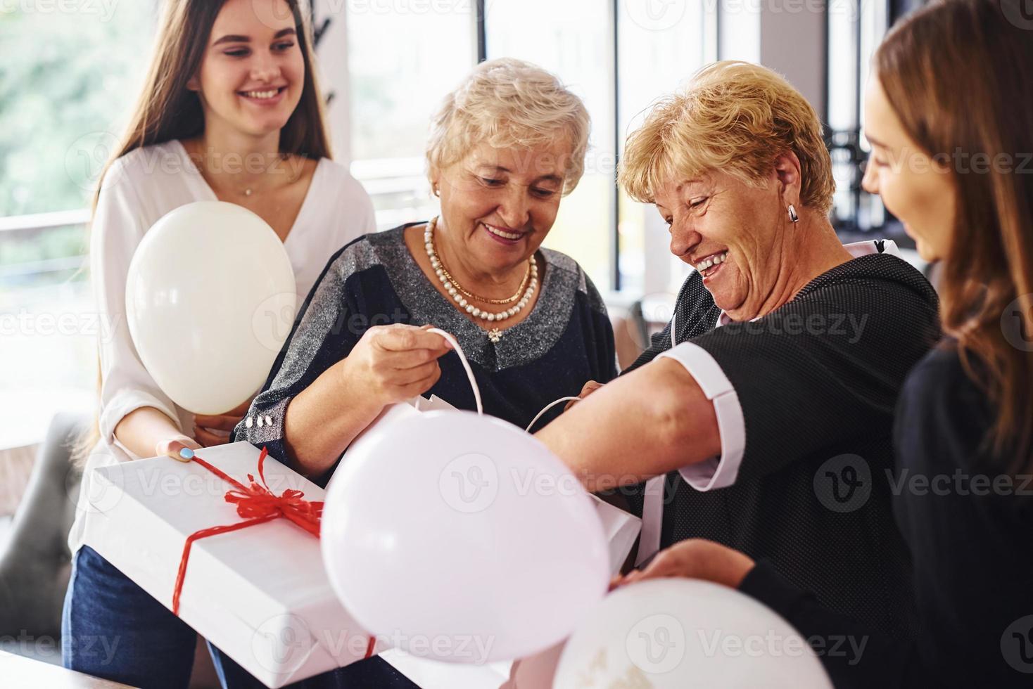 palloncini con numero 60. anziano donna con famiglia e amici