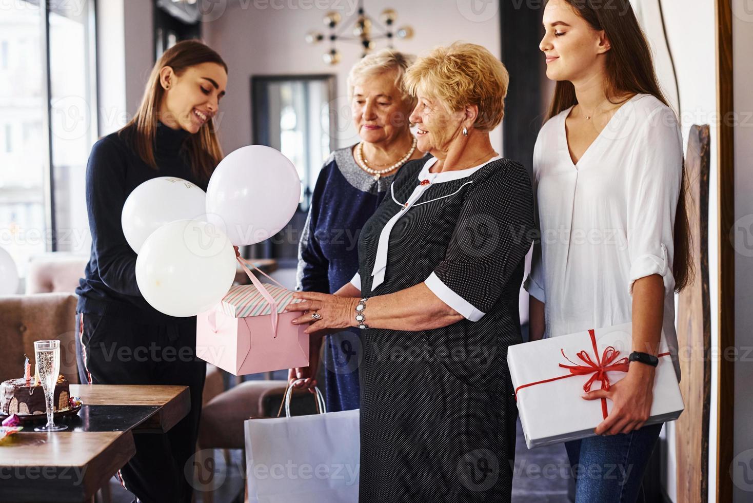 palloncini con numero 60. anziano donna con famiglia e amici