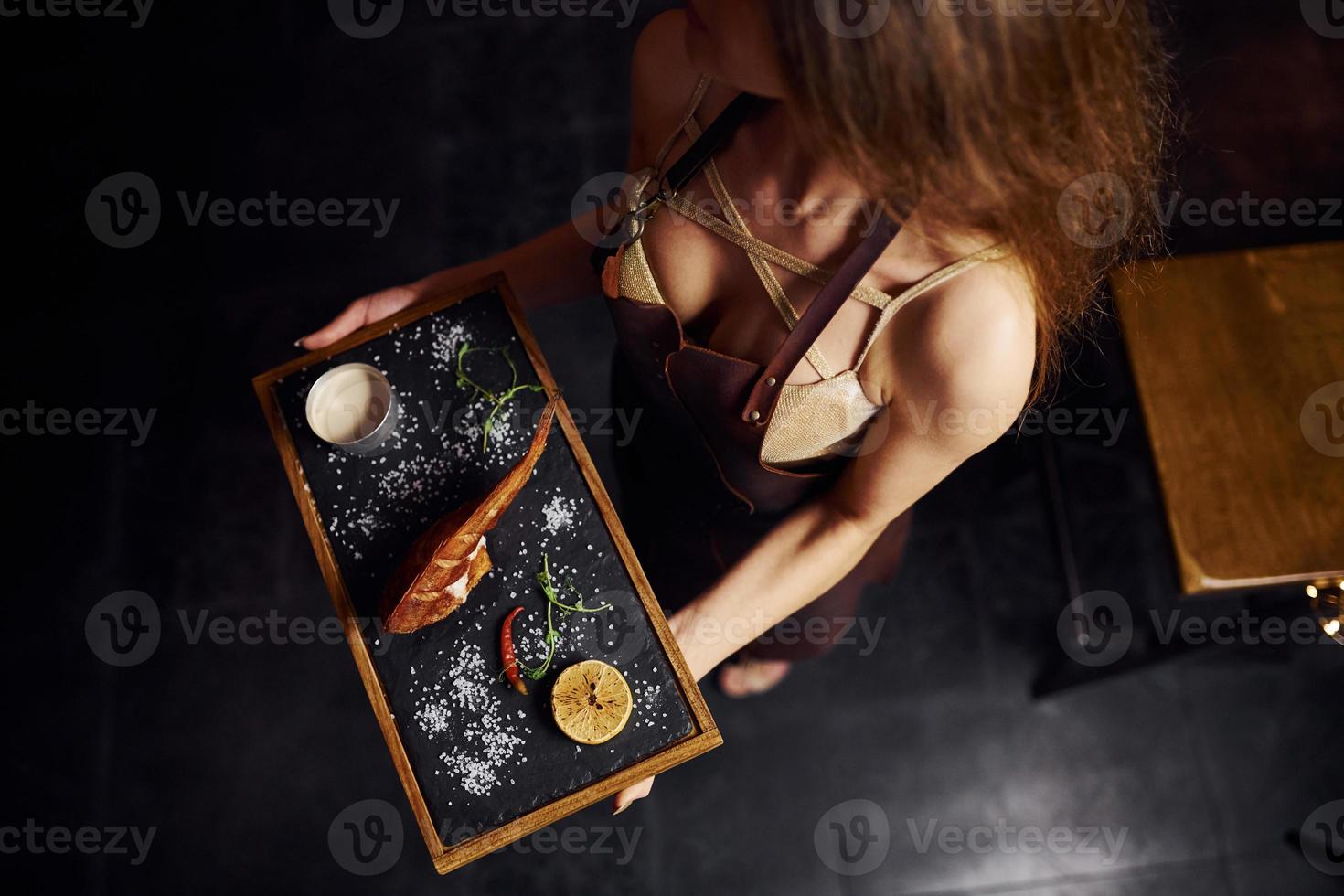 superiore Visualizza di donna con cibo nel moderno ristorante foto