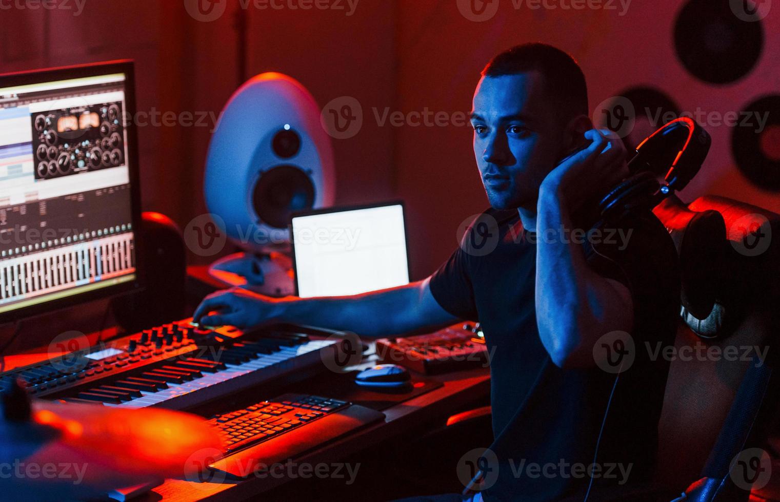 giovane cantato ingegnere Lavorando e miscelazione musica in casa nel il studio foto